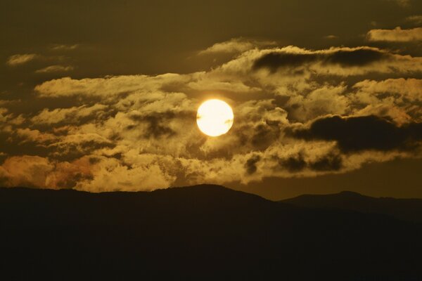 Sonnenuntergang am dunklen Horizont