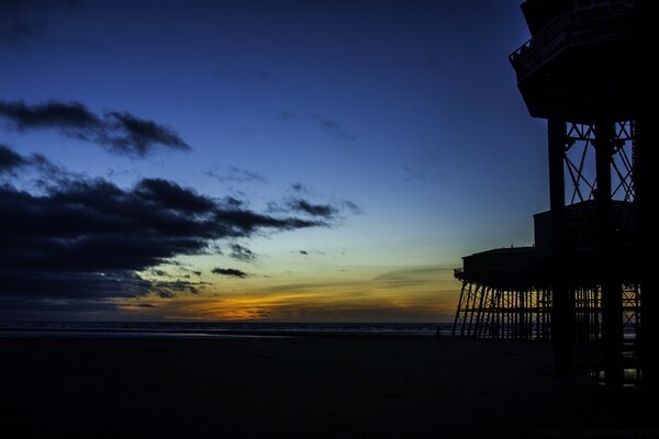 Coucher de soleil sur la mer. Ciel. Aube