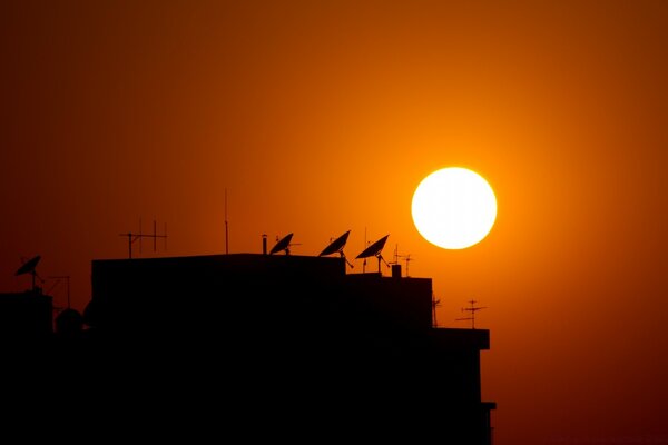 Weißer Kreis der untergehenden Sonne