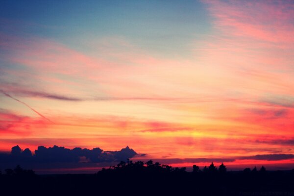 Sehr schöner Sonnenuntergang in der Ferne