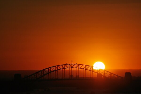 Pôr do sol sobre a cidade e a ponte