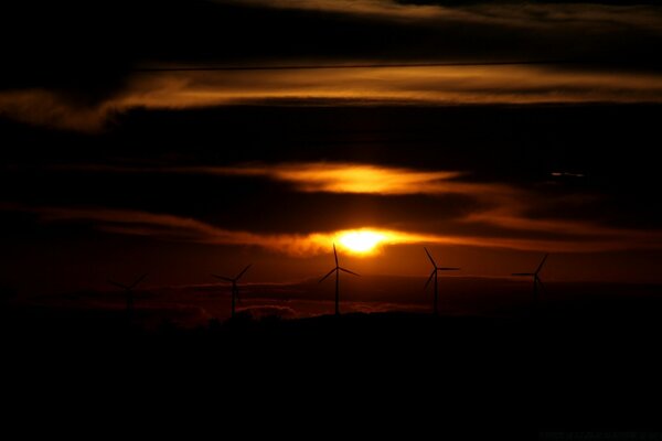 Tours éoliennes sur fond de coucher de soleil