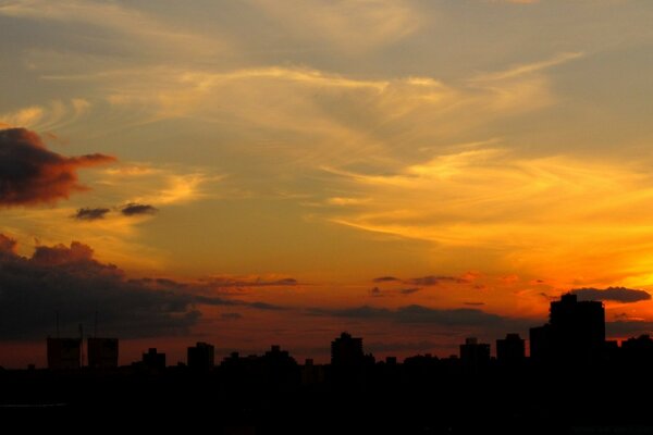 Città serale sullo sfondo del tramonto