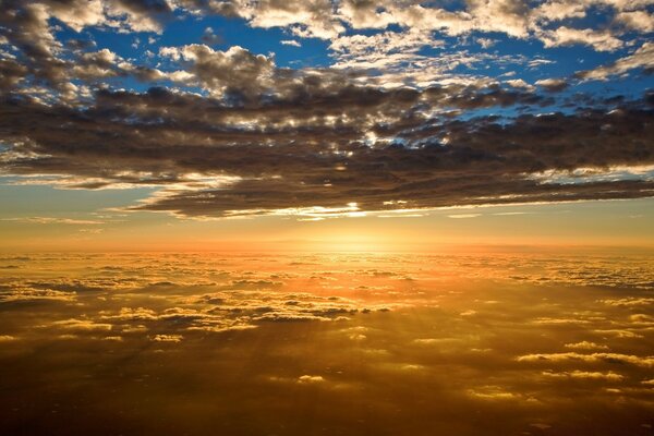 Sonne hinter Wolken auf Flugzeughöhe