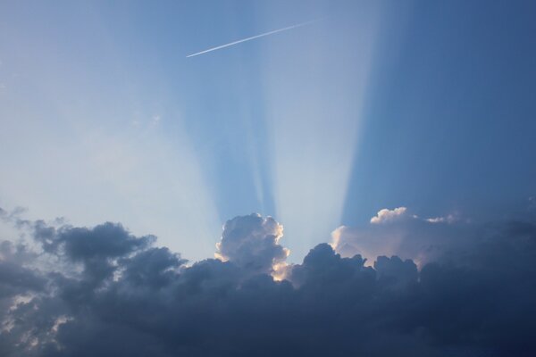 Die Strahlen der Sonne durch die Wolken