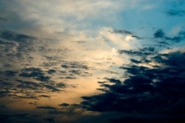 Dunkle und helle Wolken am Himmel