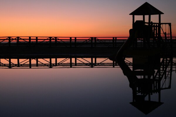 Silhouette der Brücke und der Himmel im Morgengrauen