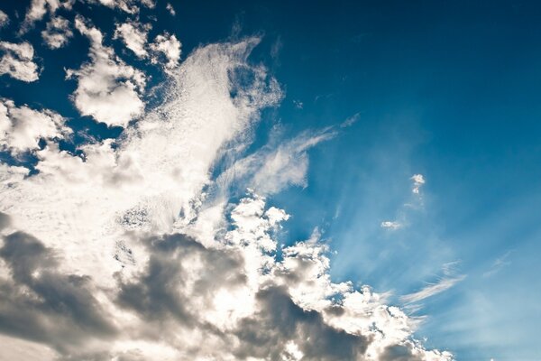 Cielo azul y nubes blancas