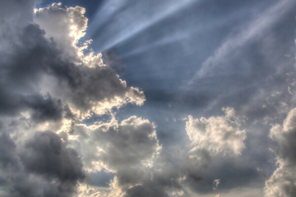 Am Himmel sieht man die Sonne durch die Wolken