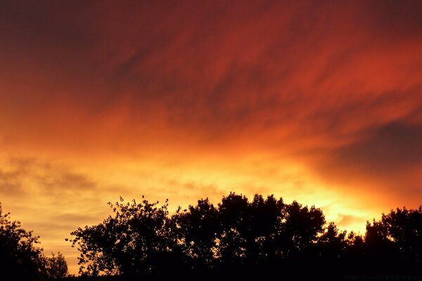 Coucher de soleil du soir à travers les nuages