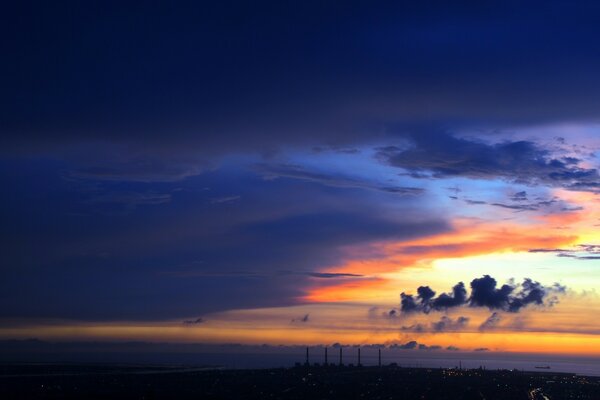 Dunkelblauer Himmel und gelber Sonnenuntergang