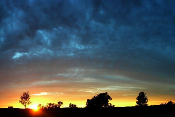 Hermosa puesta de sol naranja, naturaleza