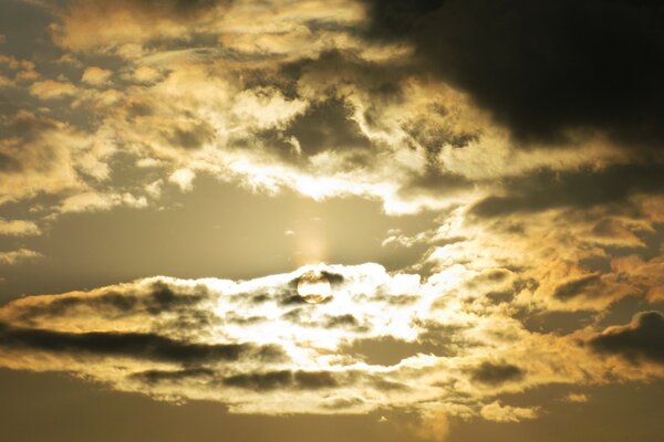 Cielo al tramonto con il sole dietro le nuvole