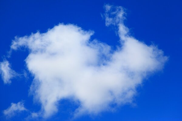 Céu azul com uma nuvem branca e fofa