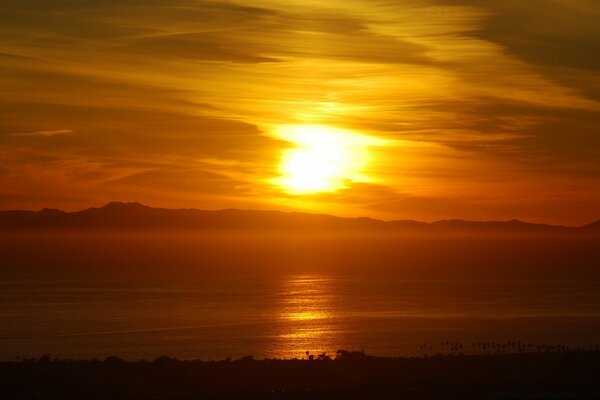 Al amanecer temprano en la mañana sol