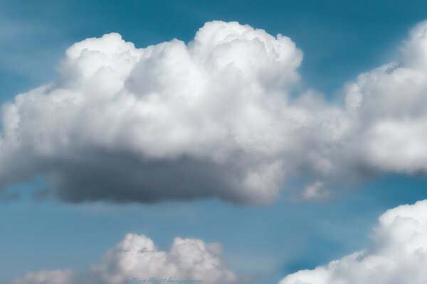 Nubes blancas contra el cielo azul