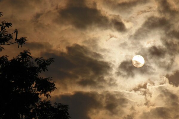 O pequeno sol atrás das nuvens escuras