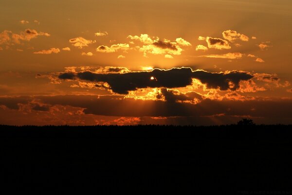 Céu de fogo ao pôr do sol. Noite