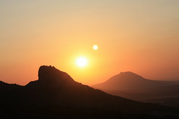 Belle aube dans les montagnes. Tons orange