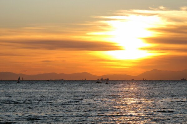 Puesta de sol en el cielo, agua en el mar