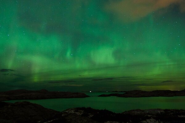 Nordlichter am klaren Sternenhimmel