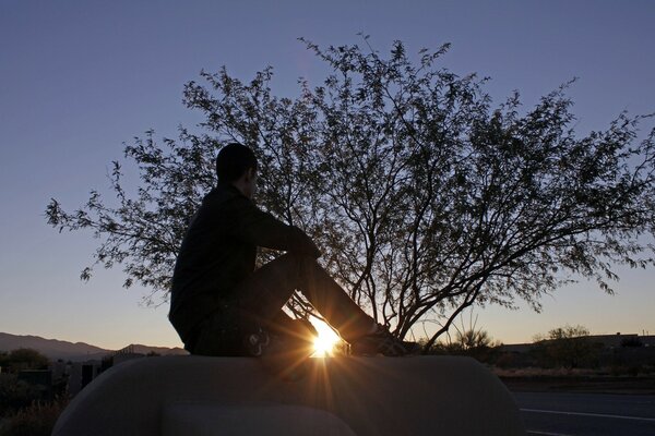 Uomo che ammira il cielo al tramonto