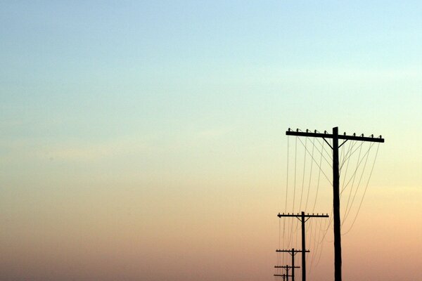 Líneas eléctricas contra el cielo