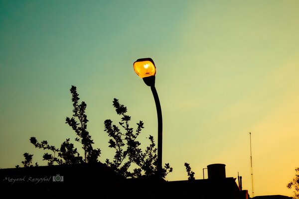 Linterna encendida en el fondo de la puesta de sol