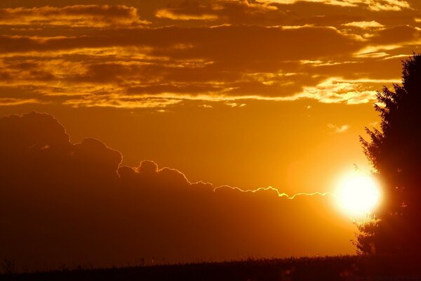 El sol se pone en el horizonte por la noche