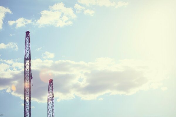 Ciel ensoleillé avec des nuages avec des tours de construction