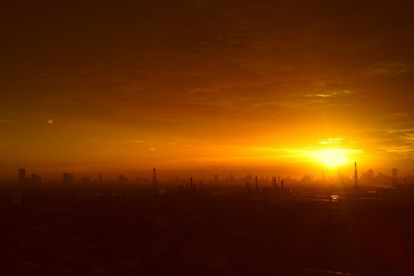 O pôr do sol ilumina a cidade à noite