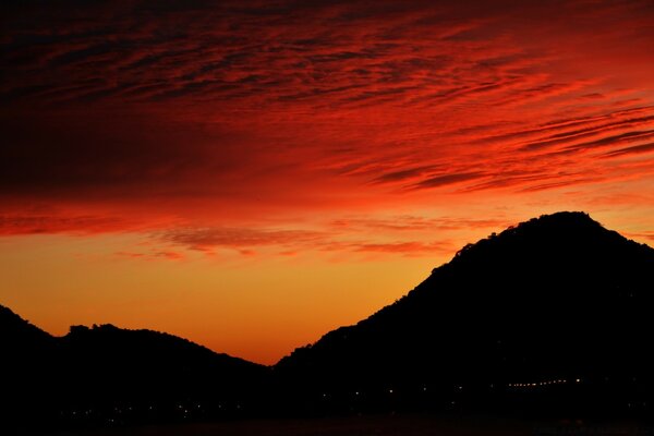 Silhouette der Berge auf Sonnenuntergang Hintergrund