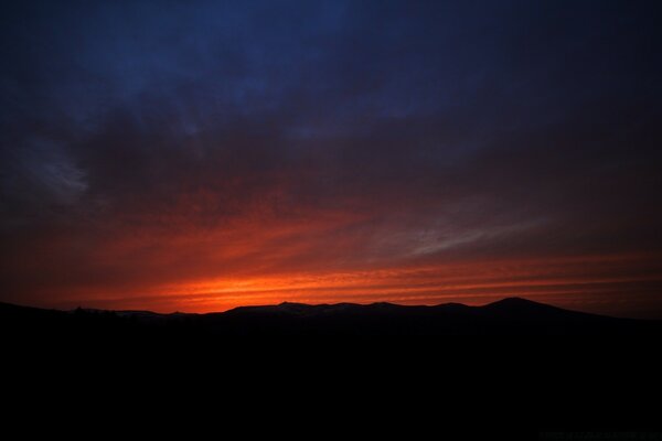 Abenddämmerung und schöner Sonnenuntergang