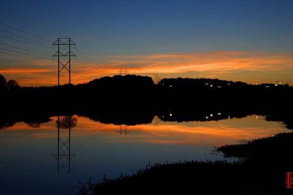 Schöner Teich im Hintergrund des Sonnenuntergangs