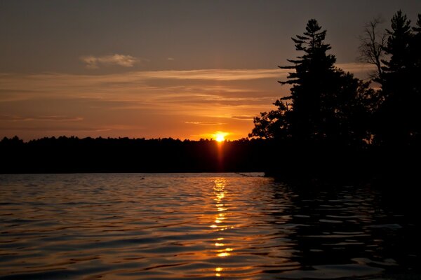 Sonnenuntergang auf Wasserhintergrund