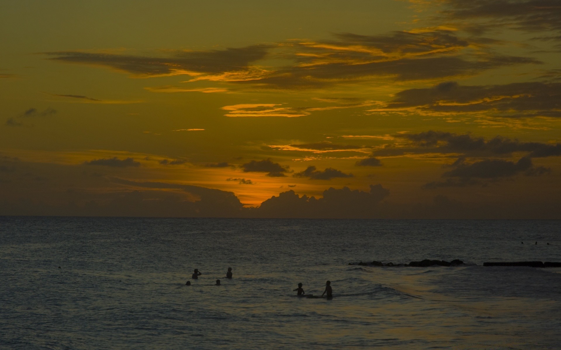 cielo tramonto acqua spiaggia alba mare sera oceano illuminato crepuscolo mare paesaggio cielo paesaggio luce del giorno sole silhouette