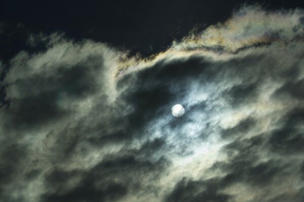 Schwarzer Himmel mit Wolken, die den Vollmond bedecken