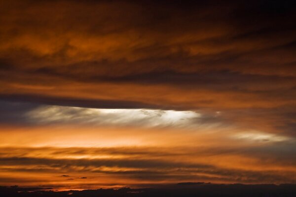 Himmlischer Sonnenuntergang und himmlischer Sonnenaufgang