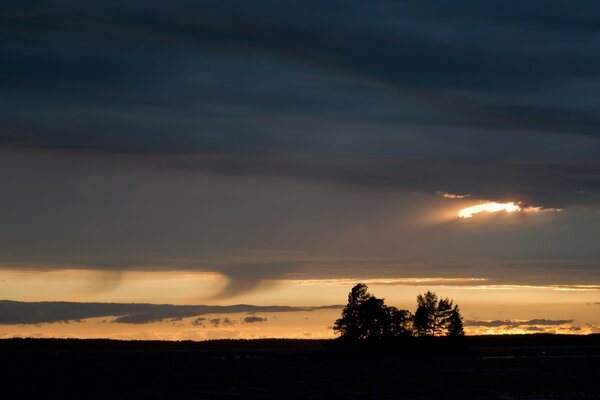 Die Sonne blickt durch die Wolken