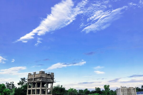 Céu azul sobre a arquitetura da cidade quebrada