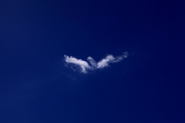 Extrañas nubes en el cielo azul oscuro