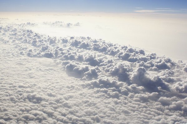 Schneewolken von Bord des Flugzeugs