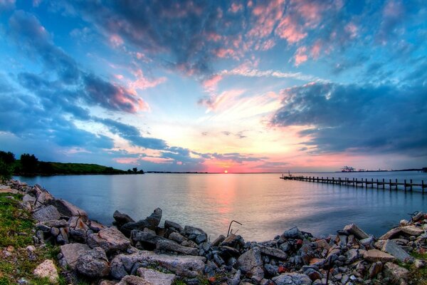 Hermosa costa azul y puesta de sol