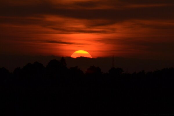 Purpurroter Sonnenuntergang im Dorf