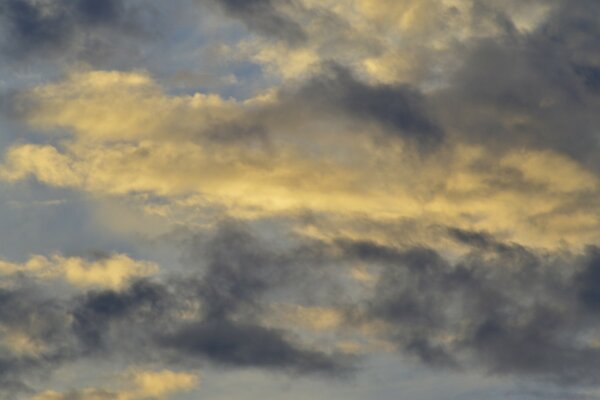 Sonnenuntergang mit gelben Wolken