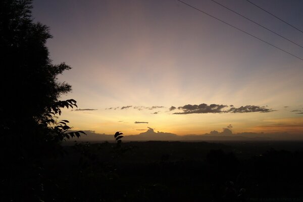 Pôr do sol e céu escuro com sombra da árvore