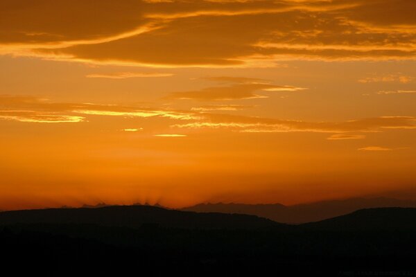 Cielo ardiente por la noche. Sol