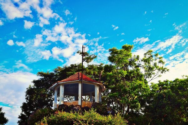 Gazebo no topo de uma colina com árvores