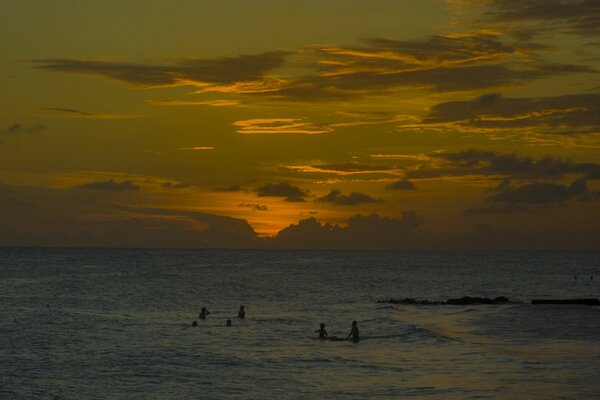 Schöner Strand bei Sonnenuntergang