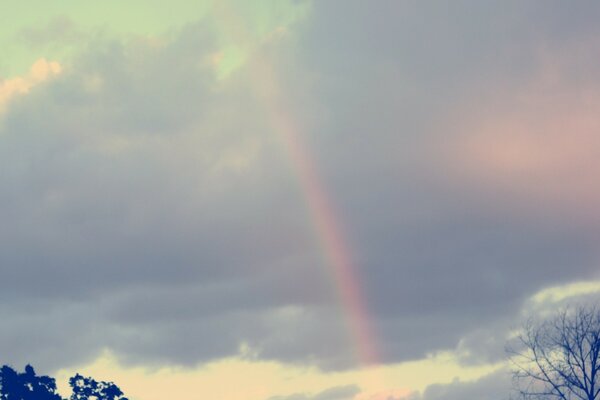 Arco iris en el fondo del cielo nublado de otoño